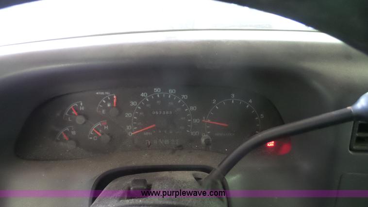 image for item J4735 2000 Ford F450 Super Duty flatbed truck