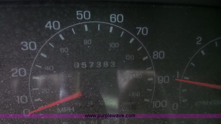 image for item J4735 2000 Ford F450 Super Duty flatbed truck