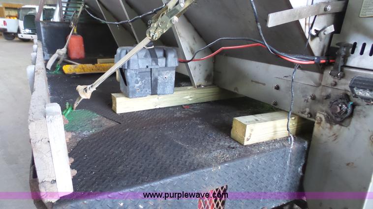 image for item J4735 2000 Ford F450 Super Duty flatbed truck