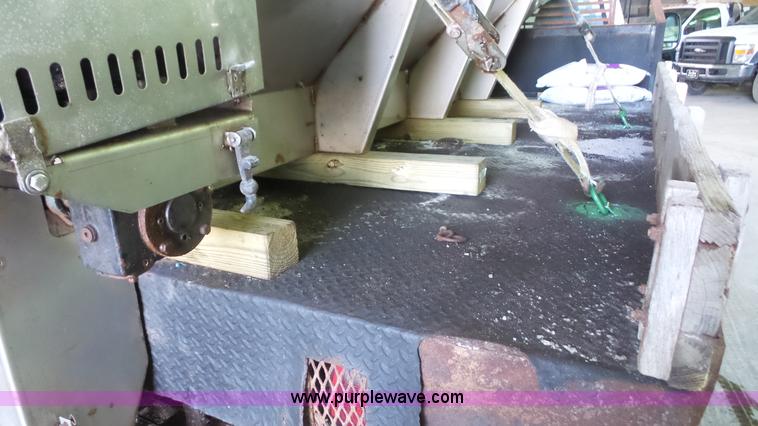 image for item J4735 2000 Ford F450 Super Duty flatbed truck