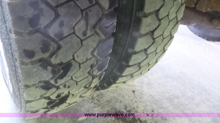 image for item J4735 2000 Ford F450 Super Duty flatbed truck