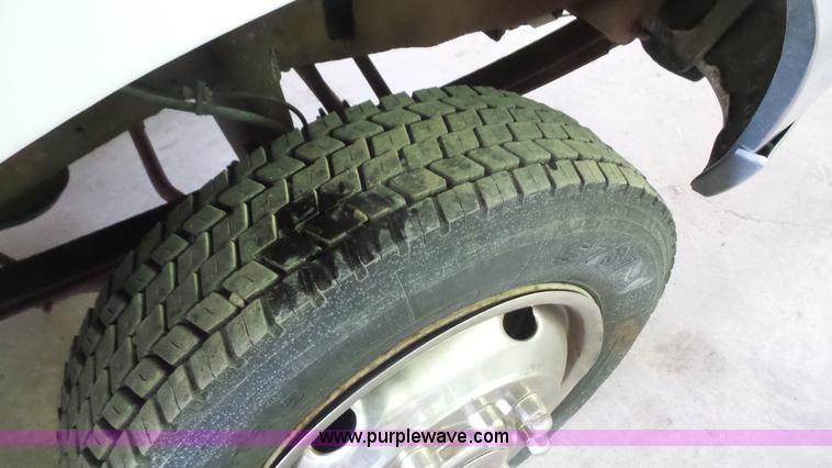 image for item J4735 2000 Ford F450 Super Duty flatbed truck