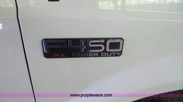 image for item J4735 2000 Ford F450 Super Duty flatbed truck