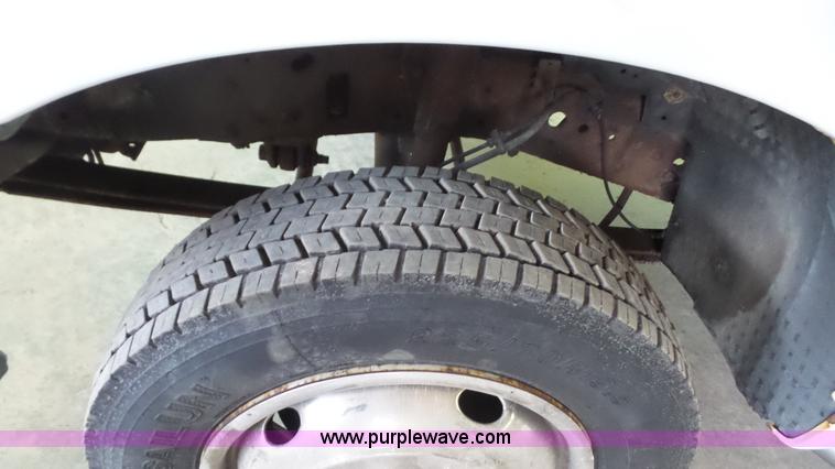 image for item J4735 2000 Ford F450 Super Duty flatbed truck