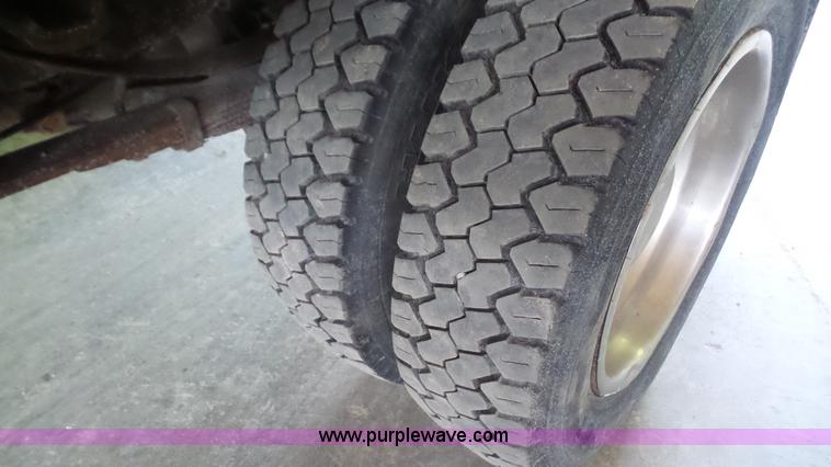 image for item J4735 2000 Ford F450 Super Duty flatbed truck