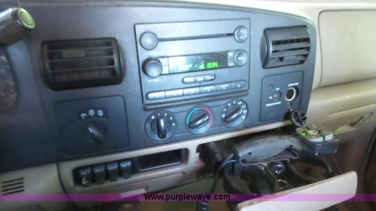 image for item J4736 2006 Ford F350 Super Duty pickup truck