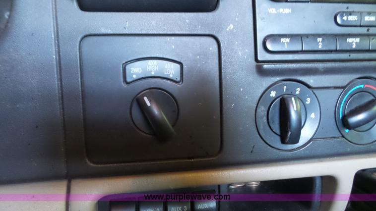 image for item J4736 2006 Ford F350 Super Duty pickup truck