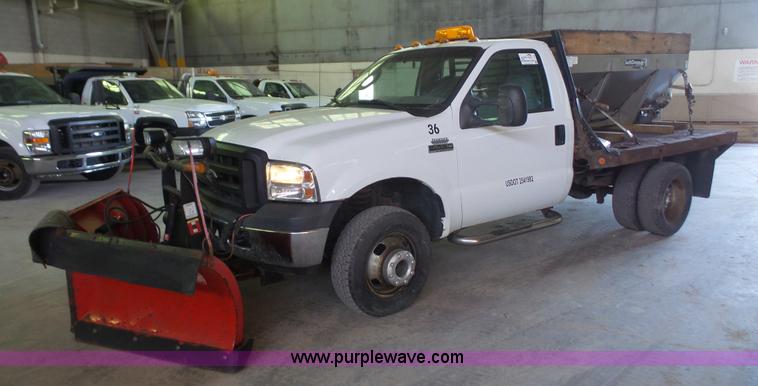 image for item J4737 2006 Ford F350 Super Duty flatbed pickup truck