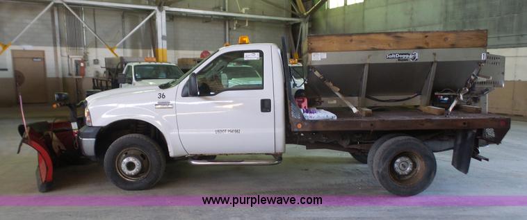 image for item J4737 2006 Ford F350 Super Duty flatbed pickup truck