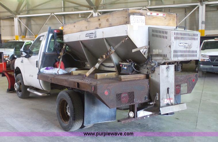 image for item J4737 2006 Ford F350 Super Duty flatbed pickup truck