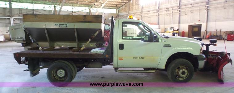 image for item J4737 2006 Ford F350 Super Duty flatbed pickup truck