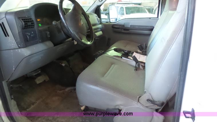 image for item J4737 2006 Ford F350 Super Duty flatbed pickup truck