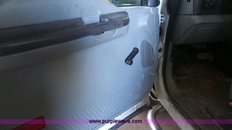 image for item J4737 2006 Ford F350 Super Duty flatbed pickup truck