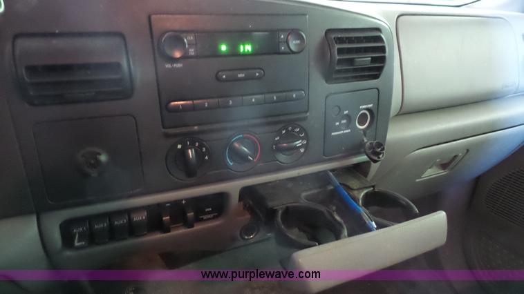 image for item J4737 2006 Ford F350 Super Duty flatbed pickup truck