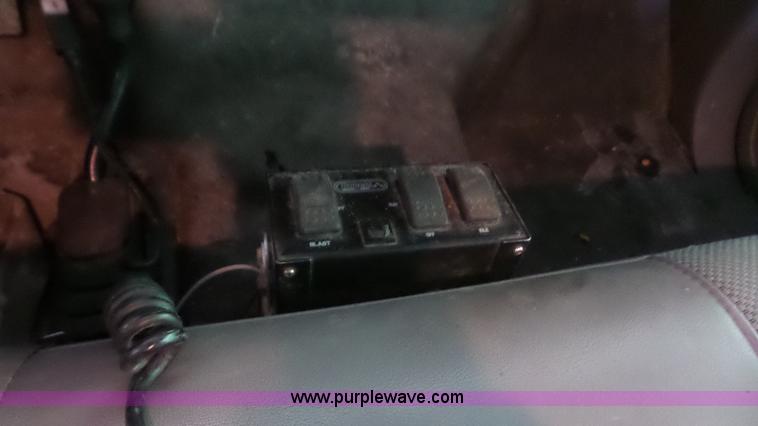 image for item J4737 2006 Ford F350 Super Duty flatbed pickup truck