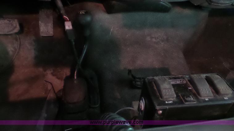 image for item J4737 2006 Ford F350 Super Duty flatbed pickup truck