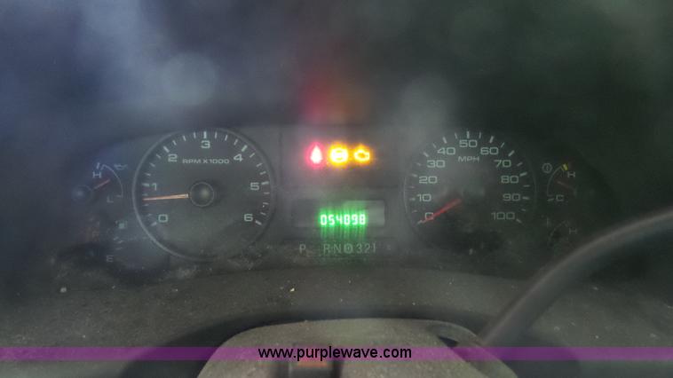 image for item J4737 2006 Ford F350 Super Duty flatbed pickup truck