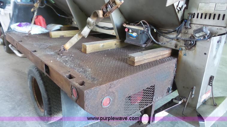 image for item J4737 2006 Ford F350 Super Duty flatbed pickup truck