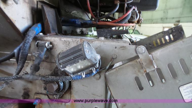 image for item J4737 2006 Ford F350 Super Duty flatbed pickup truck