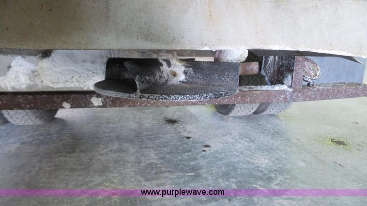 image for item J4737 2006 Ford F350 Super Duty flatbed pickup truck