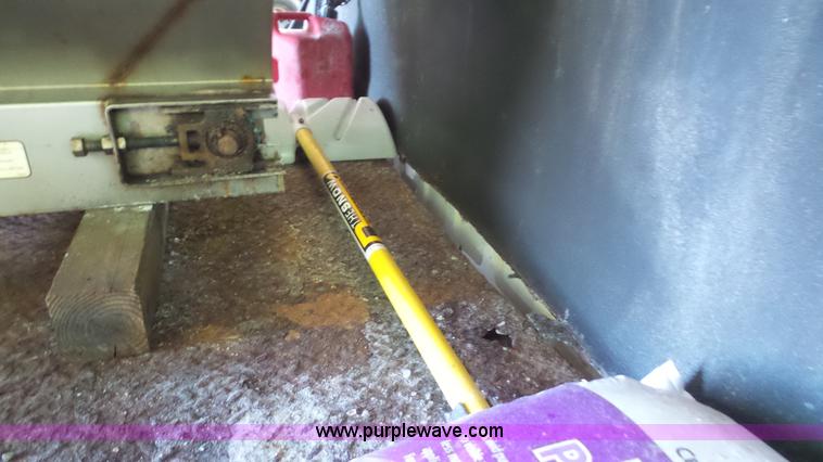 image for item J4737 2006 Ford F350 Super Duty flatbed pickup truck