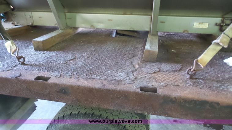 image for item J4737 2006 Ford F350 Super Duty flatbed pickup truck