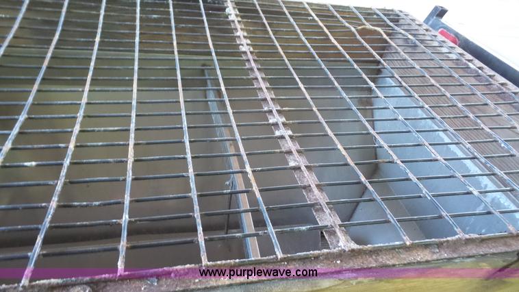 image for item J4737 2006 Ford F350 Super Duty flatbed pickup truck