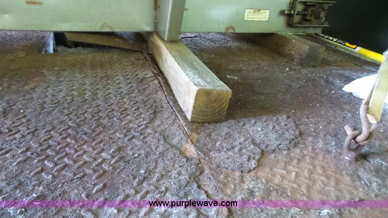 image for item J4737 2006 Ford F350 Super Duty flatbed pickup truck