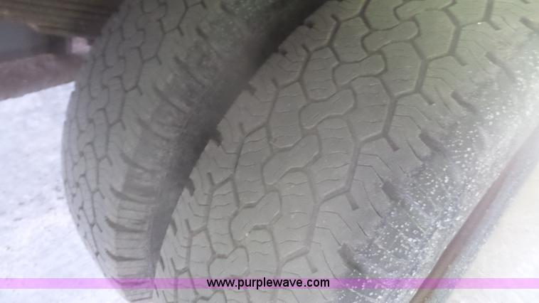 image for item J4737 2006 Ford F350 Super Duty flatbed pickup truck