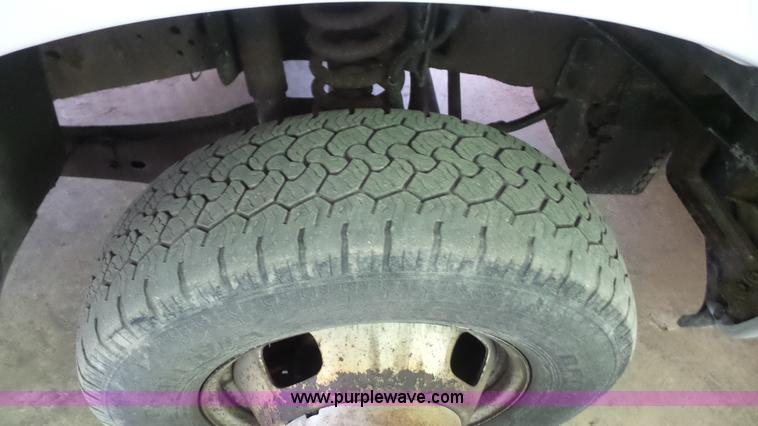 image for item J4737 2006 Ford F350 Super Duty flatbed pickup truck