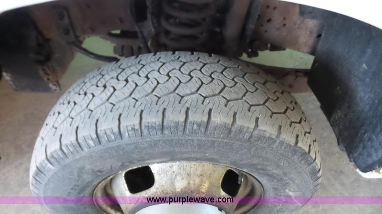 image for item J4737 2006 Ford F350 Super Duty flatbed pickup truck