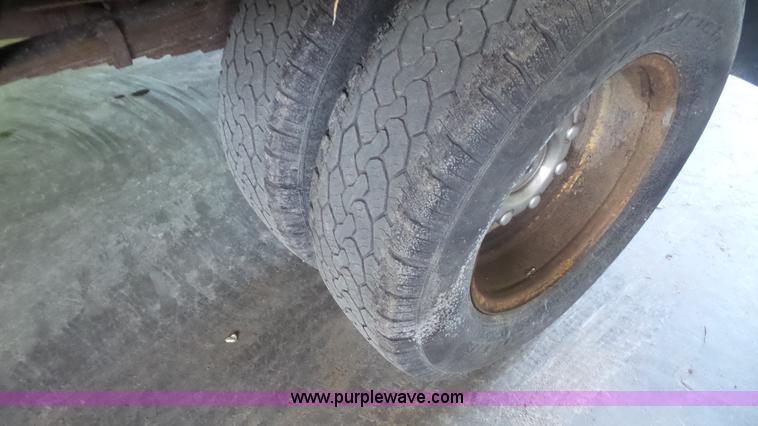 image for item J4737 2006 Ford F350 Super Duty flatbed pickup truck