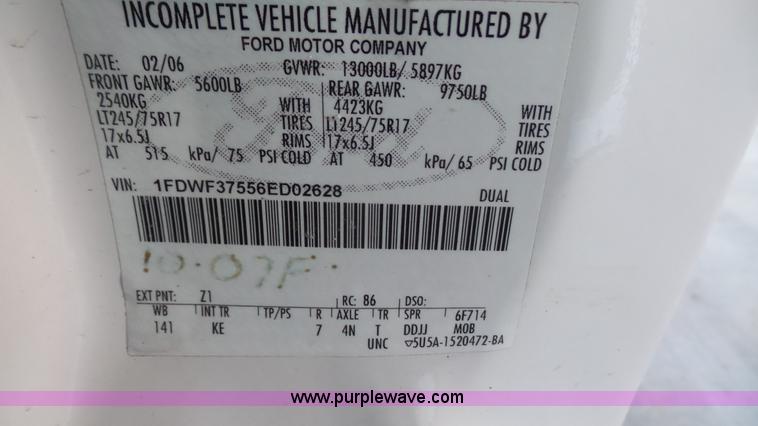 image for item J4737 2006 Ford F350 Super Duty flatbed pickup truck