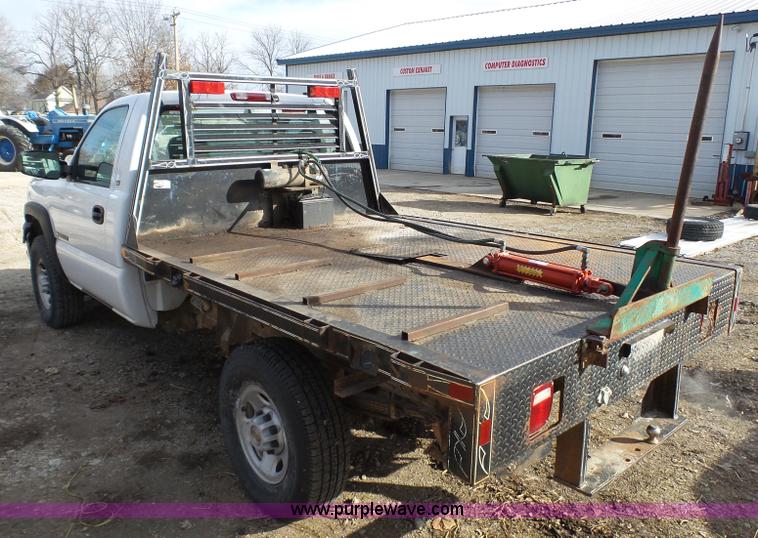 image for item J7303 2004 Chevrolet Silverado 2500HD flatbed pickup truck