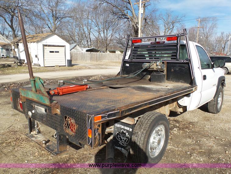image for item J7303 2004 Chevrolet Silverado 2500HD flatbed pickup truck
