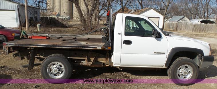 image for item J7303 2004 Chevrolet Silverado 2500HD flatbed pickup truck