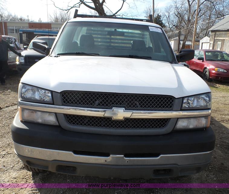 image for item J7303 2004 Chevrolet Silverado 2500HD flatbed pickup truck