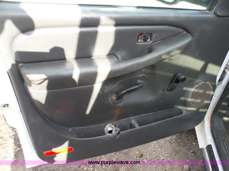 image for item J7303 2004 Chevrolet Silverado 2500HD flatbed pickup truck