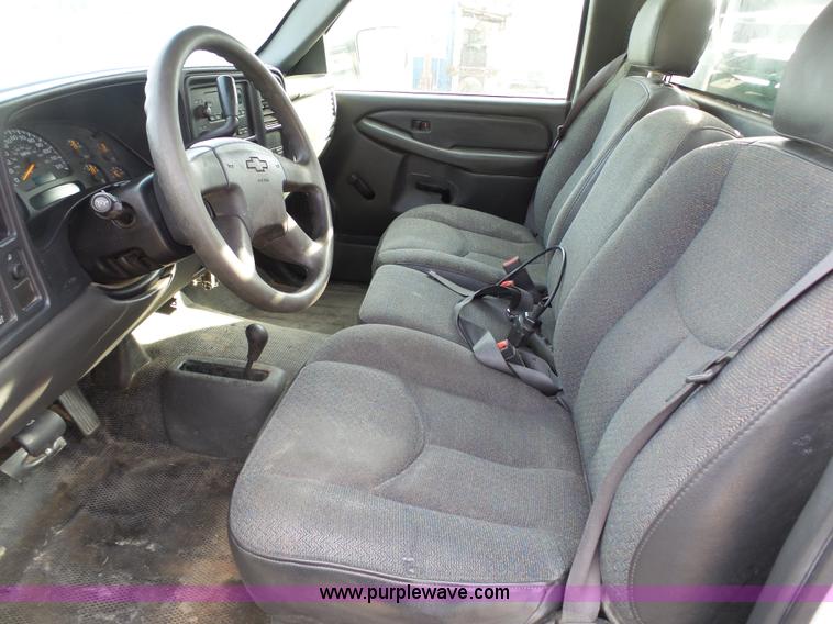 image for item J7303 2004 Chevrolet Silverado 2500HD flatbed pickup truck