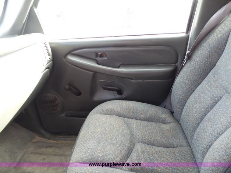 image for item J7303 2004 Chevrolet Silverado 2500HD flatbed pickup truck