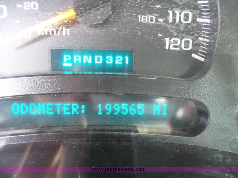 image for item J7303 2004 Chevrolet Silverado 2500HD flatbed pickup truck