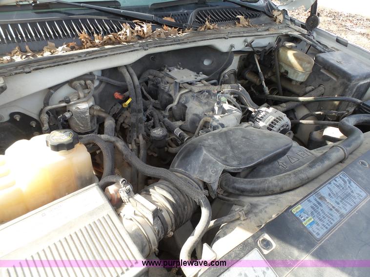 image for item J7303 2004 Chevrolet Silverado 2500HD flatbed pickup truck