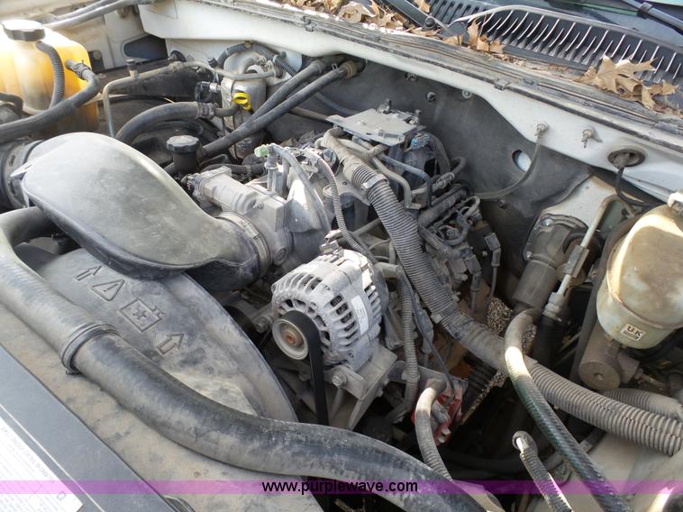 image for item J7303 2004 Chevrolet Silverado 2500HD flatbed pickup truck