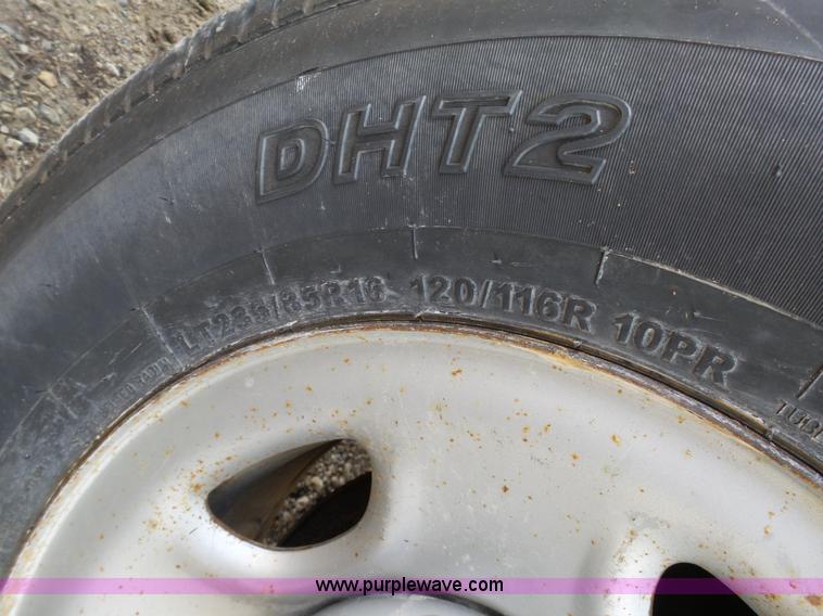 image for item J7303 2004 Chevrolet Silverado 2500HD flatbed pickup truck