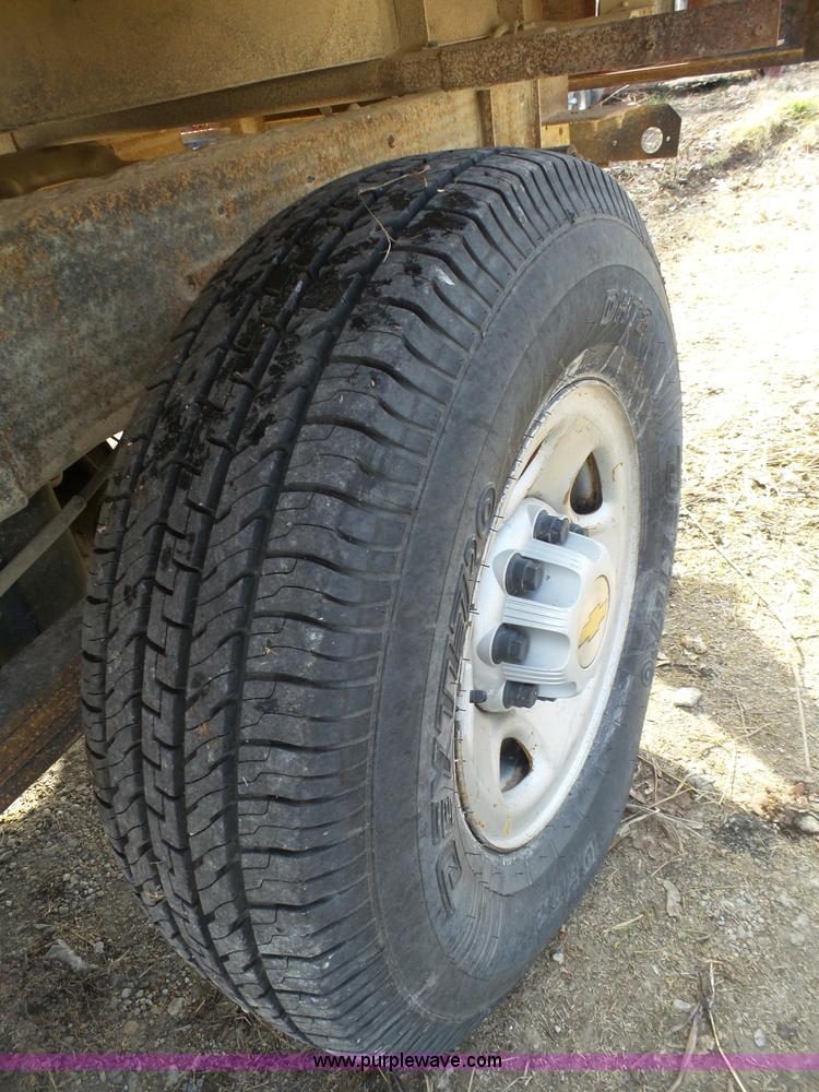 image for item J7303 2004 Chevrolet Silverado 2500HD flatbed pickup truck