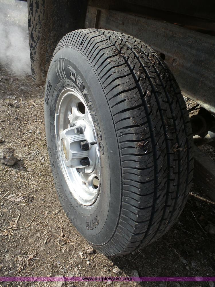 image for item J7303 2004 Chevrolet Silverado 2500HD flatbed pickup truck