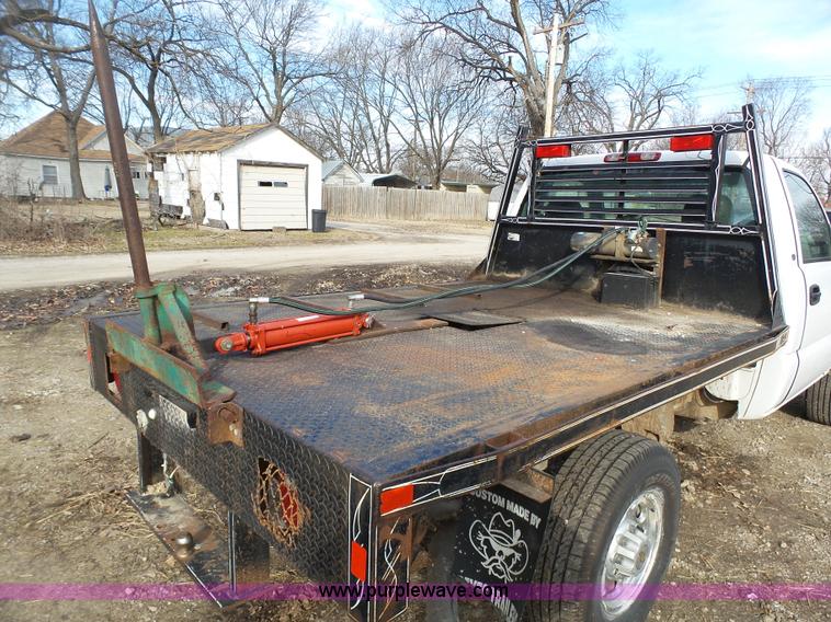 image for item J7303 2004 Chevrolet Silverado 2500HD flatbed pickup truck