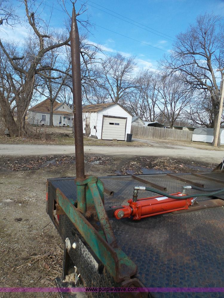 image for item J7303 2004 Chevrolet Silverado 2500HD flatbed pickup truck