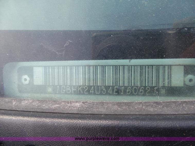 image for item J7303 2004 Chevrolet Silverado 2500HD flatbed pickup truck