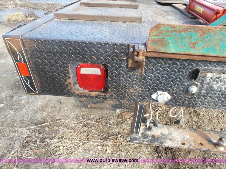 image for item J7303 2004 Chevrolet Silverado 2500HD flatbed pickup truck